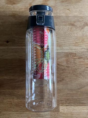 Waterfles met handvat en fruitinfuser beschikbaar voor biedingen