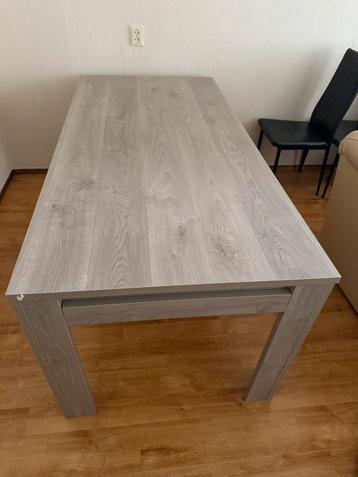 Grijs kleur beschikbaar voor biedingen