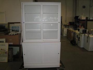 Leuke witte vitrine keukenkast met schuifdeuren beschikbaar voor biedingen