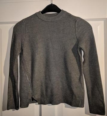 Grijze trui mt S beschikbaar voor biedingen