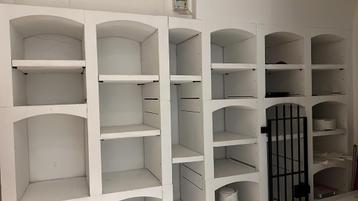 Wijnkelder inrichting, betonnen kasten beschikbaar voor biedingen