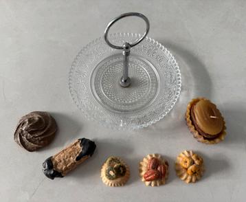 Schattige kleine etagère  Mét 6 kunst koekjes gebakjes 15 cm beschikbaar voor biedingen