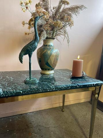 Vintage groen marmeren salontafel met messing onderstel beschikbaar voor biedingen