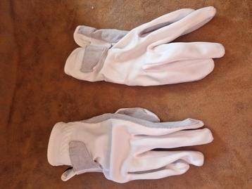 Nieuwe witte handschoenen  beschikbaar voor biedingen
