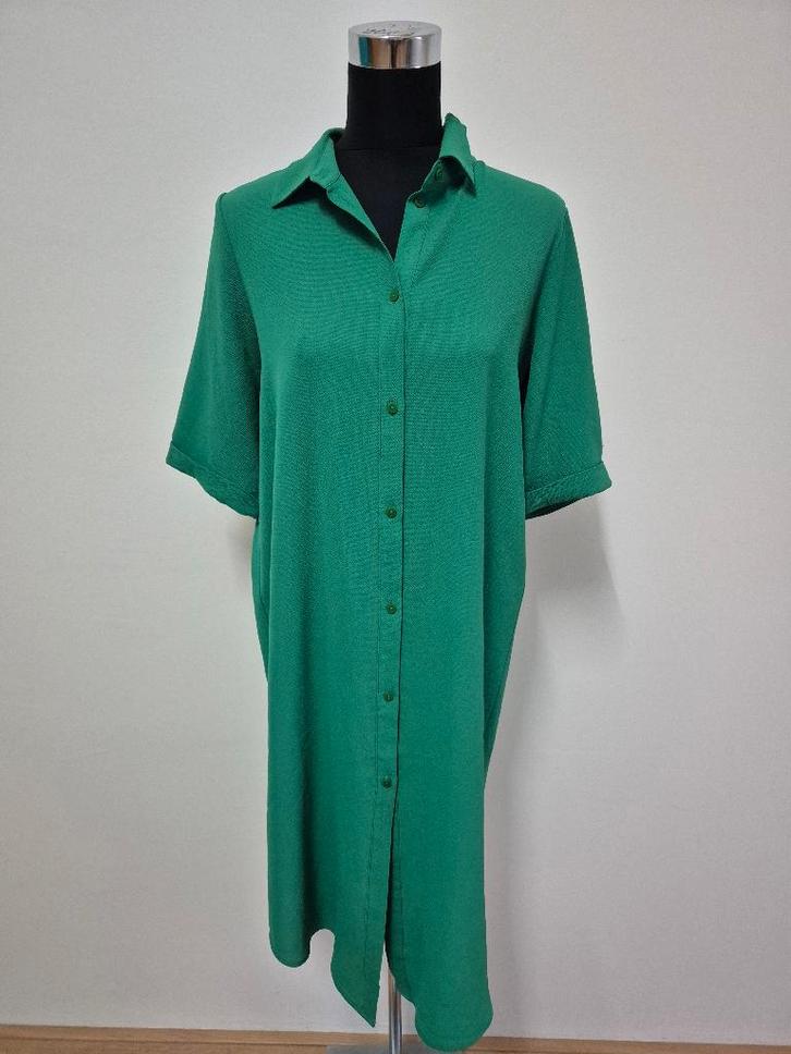 J39 - Groene Monki jurk kuitlengte maat S (1), Kleding | Dames, Jurken, Zo goed als nieuw, Maat 38/40 (M), Groen, Boven de knie