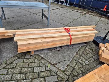 Partij houten balken  beschikbaar voor biedingen