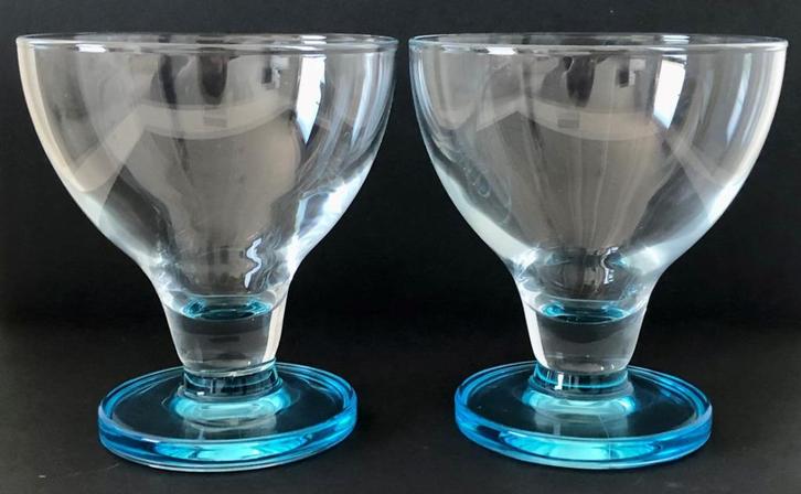 Twee glazen ijscoupes blauw / lichtblauw stevige stam/voet, Verzamelen, Glas en Borrelglaasjes, Zo goed als nieuw, Overige typen