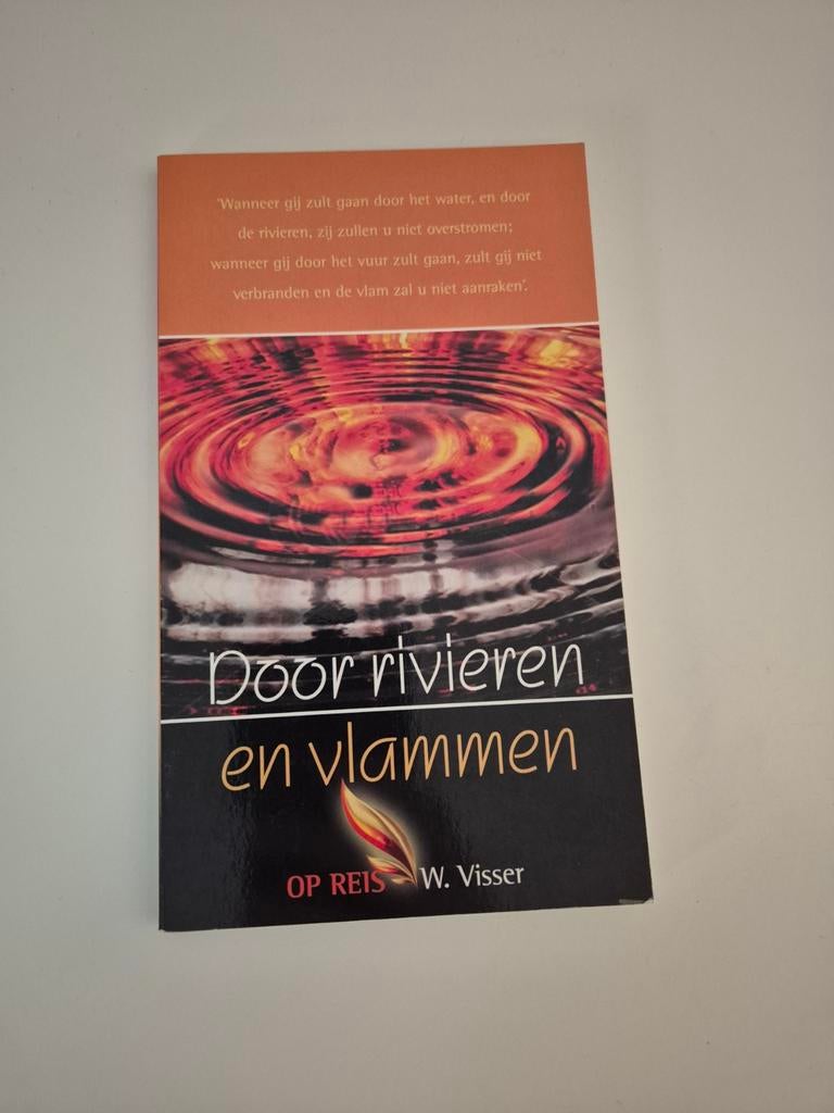Door Rivieren en Vlammen - W. Visser, Ophalen of Verzenden, Gelezen, W. Visser, Christendom | Katholiek