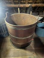 Oude houten kuip met handvatten, Ophalen