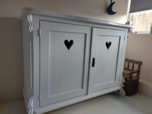 Commode brocante, wit, hartjes, Huis en Inrichting, Kasten | Dressoirs, Zo goed als nieuw, 100 tot 150 cm, 25 tot 50 cm, Met deur(en)