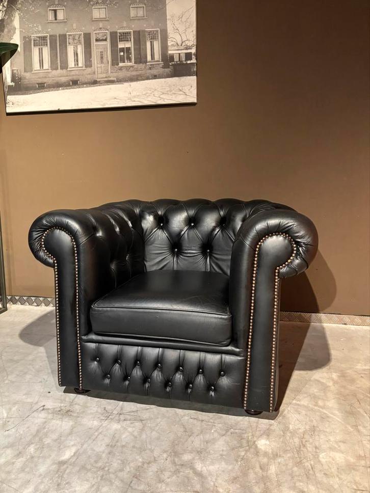 Chesterfield Clubfauteuil Zwart Leer, Huis en Inrichting, Fauteuils, Zo goed als nieuw, Leer, 100 tot 125 cm, 75 tot 100 cm, Ophalen of Verzenden