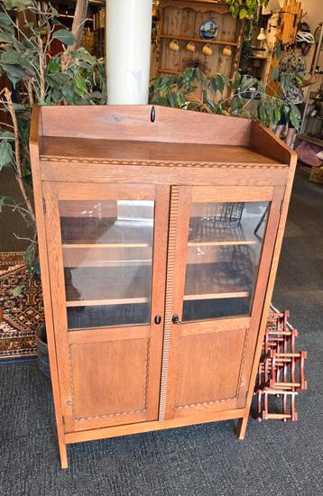 Antieke brocante eiken Art Deco vitrinekast servieskastje beschikbaar voor biedingen