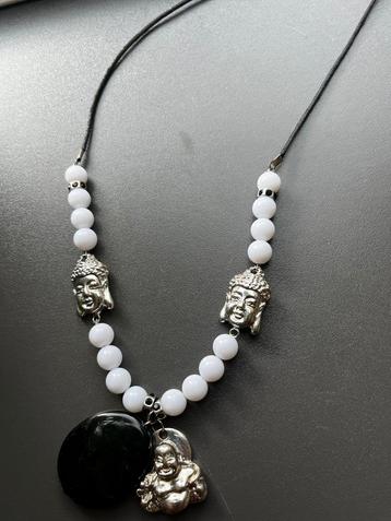 Vintage zwart met witte budda ketting beschikbaar voor biedingen