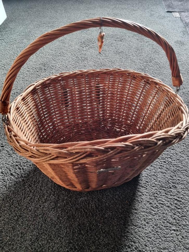 Mooie sterke BASIL Pitrieten ovale Fietsmand. Nu maar 24,- €, Fietsen en Brommers, Fietsaccessoires | Fietsmanden, Zo goed als nieuw