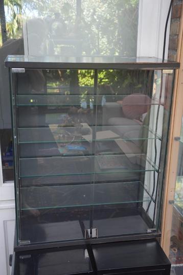 kleine vitrinekast zwart met glazen plankjes beschikbaar voor biedingen
