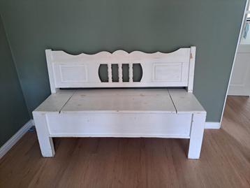 Klepbankje met zitkussen beschikbaar voor biedingen