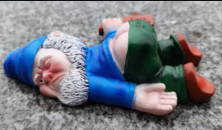 Prachtig tuinbeeldje Dronken Tuinkabouter blauw (15cm), Ophalen of Verzenden, Nieuw, Overige materialen