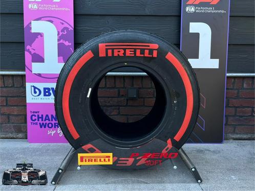 Formule 1 Band Pirelli ROOD - SOFT / met standaard, Verzamelen, Automerken, Motoren en Formule 1, Gebruikt, Formule 1, Ophalen