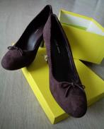DKNY suède leren pumps, maat 38,5 Nieuw in doos, Pumps, Bruin, DKNY, Nieuw