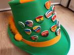 Heineken toeter hoed met veel landen speldjes holland oranje, Ophalen of Verzenden