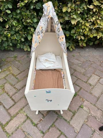 Retro poppenwieg beschikbaar voor biedingen