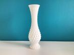 Vintage hobnail vaas wit melkglas glas Mid century, Wit, Ophalen of Verzenden, Minder dan 50 cm, Glas