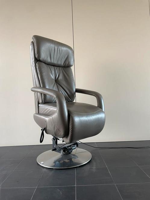 Luxe beige leren elektrische sta op stoel / relax fauteuil, Huis en Inrichting, Fauteuils, Zo goed als nieuw, 50 tot 75 cm, Minder dan 75 cm