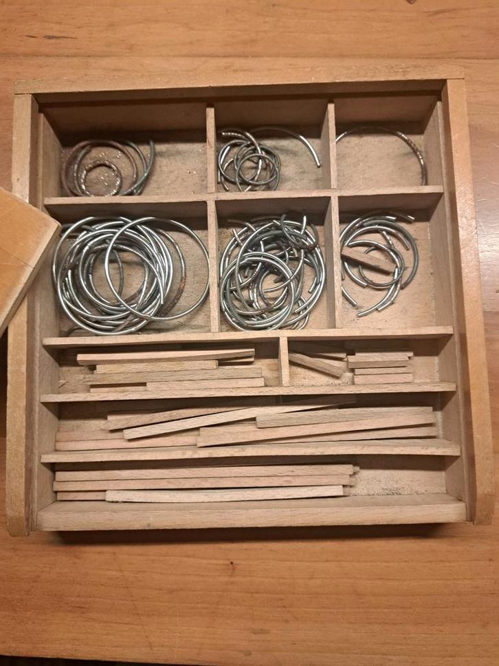 Fröbel Houten doos met stokjes en ringen, Hobby en Vrije tijd, Knutselen, Gebruikt, Materiaal, Ophalen of Verzenden