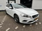 Volvo V60 1.6 T3 R-Design /Nieuwe apk bij aflevering/Lm velg, Auto's, Volvo, Voorwielaandrijving, 4 cilinders, Leder en Stof, Wit