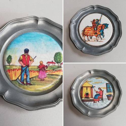 Tinnen bordjes met porseleinen afbeeldingen - set van 3, Antiek en Kunst, Antiek | Tin, Ophalen of Verzenden