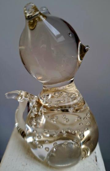 Glazen kat beschikbaar voor biedingen