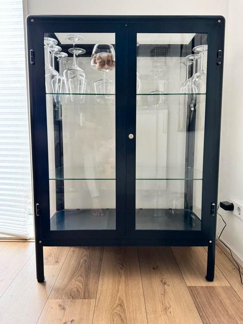 Vitrinekast FABRIKÖR - zwartblauw, Huis en Inrichting, Kasten | Vitrinekasten, Zo goed als nieuw, 100 tot 150 cm, 50 tot 100 cm