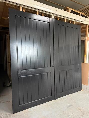 Nieuwe set dubbele garagedeuren beschikbaar voor biedingen