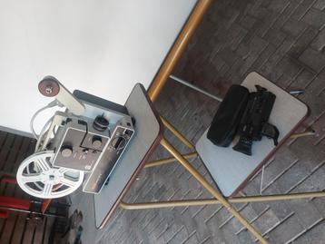 Filmprojector, scherm, tafel en camera. beschikbaar voor biedingen