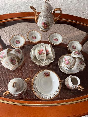 Antiek Theeservies met Romantisch Design beschikbaar voor biedingen