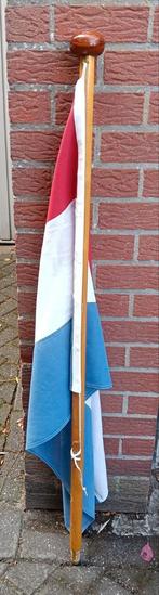 Vlaggenstok in gelakt hout met Nederlandse vlag, Diversen, Vlaggen en Wimpels, Ophalen, Gebruikt