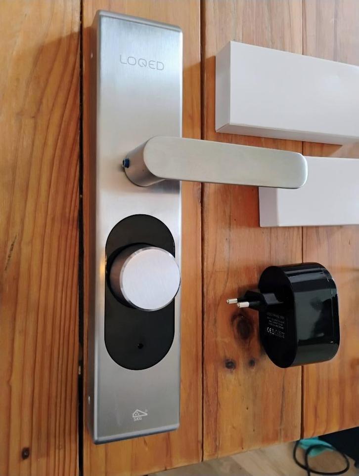 Loqed Touch Smart Lock + Power Kit, Doe-het-zelf en Verbouw, Hang- en Sluitwerk, Zo goed als nieuw, Slot, Rvs, Ophalen of Verzenden