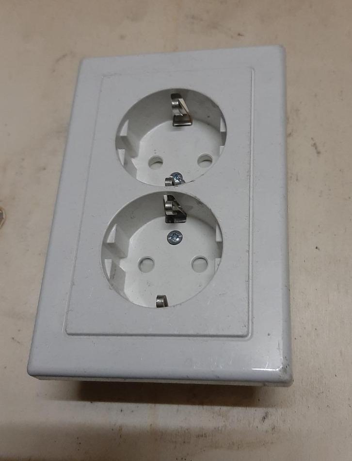 Dubbel Stopcontact met Randaarde en Volle Vlakke Afdekplaat, Huis en Inrichting, Lampen | Overige, Zo goed als nieuw, Ophalen