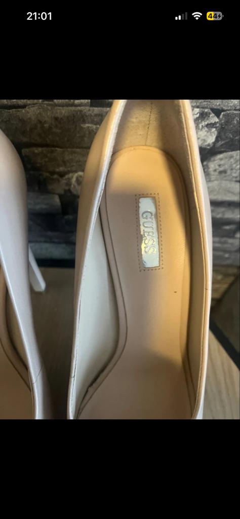 Mooie Guess pumps in hele goede staat, Ophalen of Verzenden, Zo goed als nieuw, Beige, Pumps