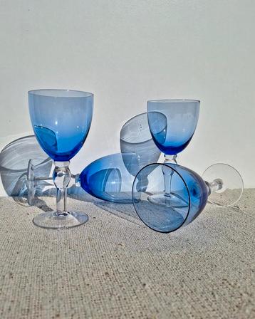 Vintage wijnglazen met blauwe kelk beschikbaar voor biedingen