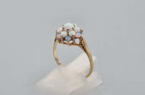Gouden Vintage ring met edelsteen opaal. 2022/480, Sieraden, Tassen en Uiterlijk, Ringen, Zo goed als nieuw, Dame, Kleiner dan 17