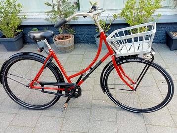 Mooie rode oma-transportfiets. AXA  beschikbaar voor biedingen