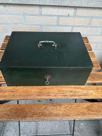 Grote metalen geldkist met sleutel van het merk Beaumont beschikbaar voor biedingen