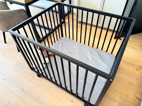 Babybox - zwart, verstelbaar met boxmatras - box op wieltjes, Kinderen en Baby's, Boxen, Gebruikt, Rechthoekig, In hoogte verstelbaar