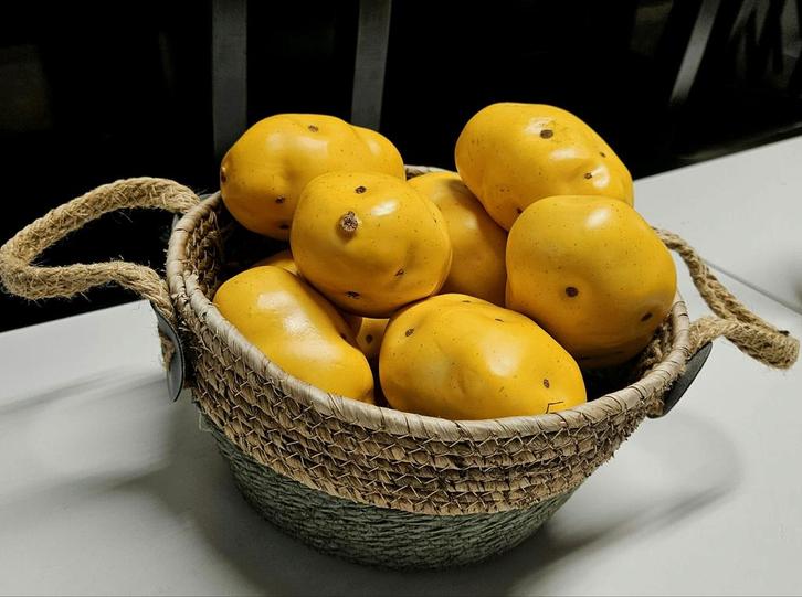 Decoratief Mandje met Aardappelen, Huis en Inrichting, Woonaccessoires | Schalen en Manden, Nieuw, Mand, Ovaal, Riet, Ophalen of Verzenden