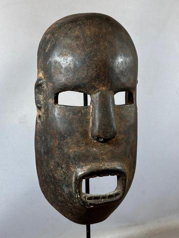 251007 Oude Afrikaans Kumu masker uit Congo met certificaat beschikbaar voor biedingen