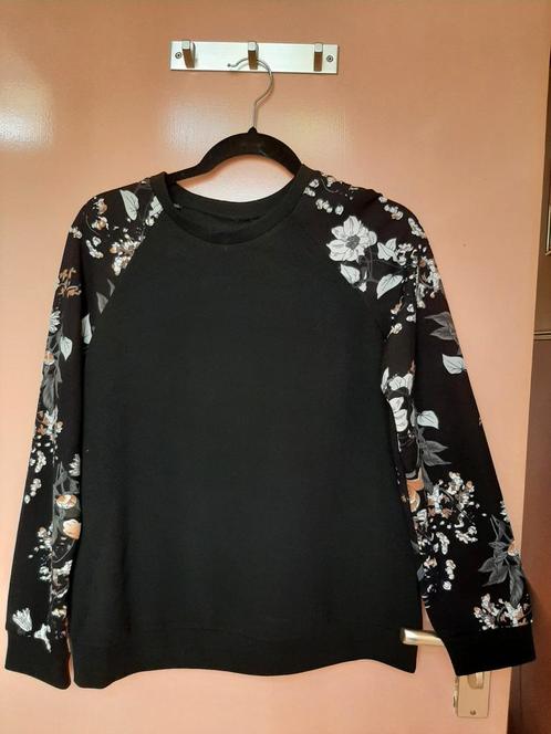 Zwarte trui met bloemen, maat M, Kleding | Dames, T-shirts, Nieuw, Maat 38/40 (M), Zwart, Lange mouw, Ophalen of Verzenden