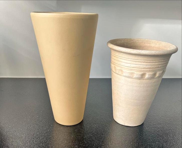 Twee bloempotten van aardewerk, Tuin en Terras, Bloempotten, Gebruikt, Aardewerk, Binnen, 40 tot 70 cm, 25 tot 40 cm, Rond, Ophalen of Verzenden