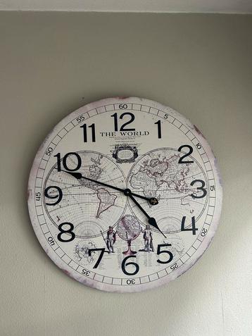 Decoratieve Wandklok met Wereldkaart Design beschikbaar voor biedingen