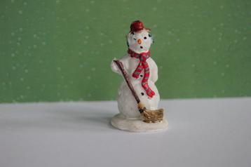 sneeuwpop lemax voor in een kerstdorp beschikbaar voor biedingen